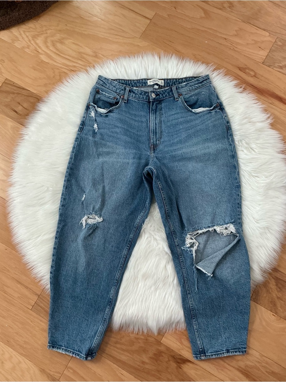 Abercrombie & Fitch Curve Love The ‘80’s Mom High Rise Distressed Jeans 31 Short